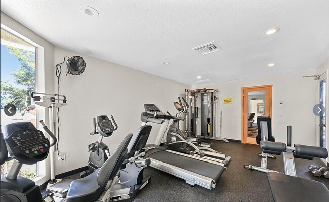 Foto del edificio - 515 Lands End Way