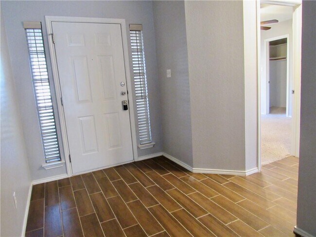 Foto del edificio - 3512 Roberto Clemente Ln