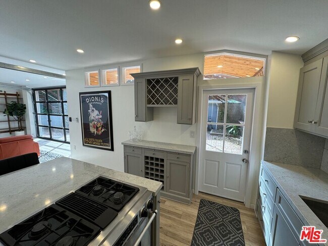 Foto del edificio - 1636 N Beverly Glen Blvd