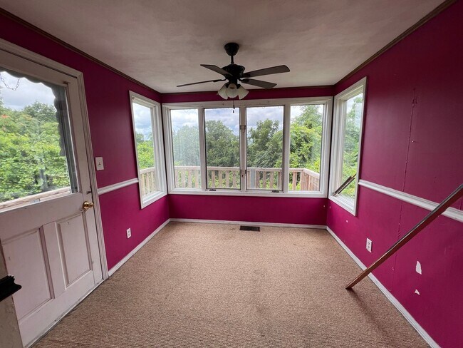 Building Photo - Welcome to this charming 2-bedroom, 1-bath...