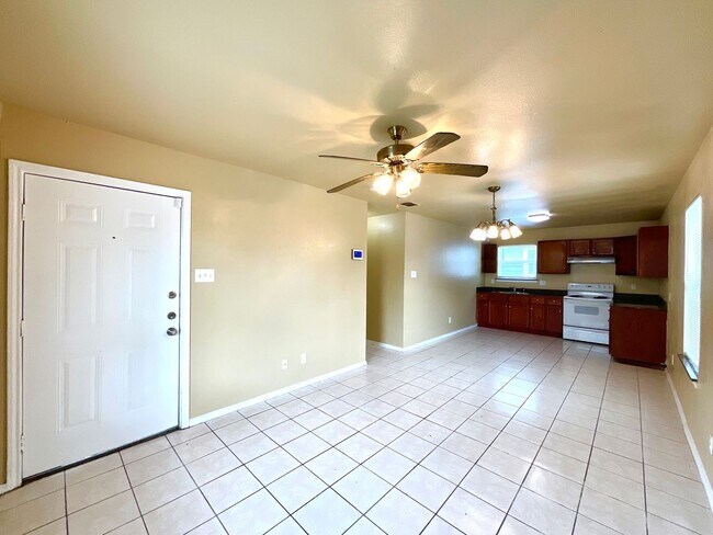 Foto del edificio - *MOVE IN SPECIAL* Convenient & Low-Maintenance Living Near St. Mary’s University!
