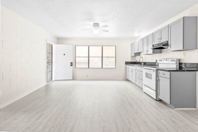 Building Photo - Newly renovated 3/1 with 2 Parking stalls