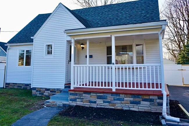 Building Photo - 484 Ivyhurst Rd N