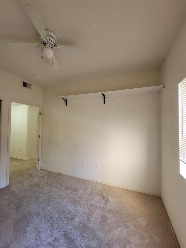 Building Photo - 6800 Vista Del Norte Dr NE