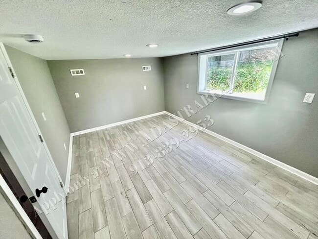 Building Photo - Nice Updated 3 Bed, 1 Bath in KCK-Availabl...