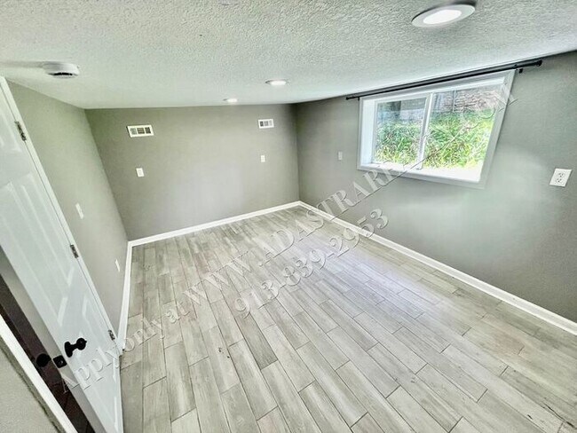 Foto del edificio - Nice Updated 3 Bed, 1 Bath in KCK-Availabl...