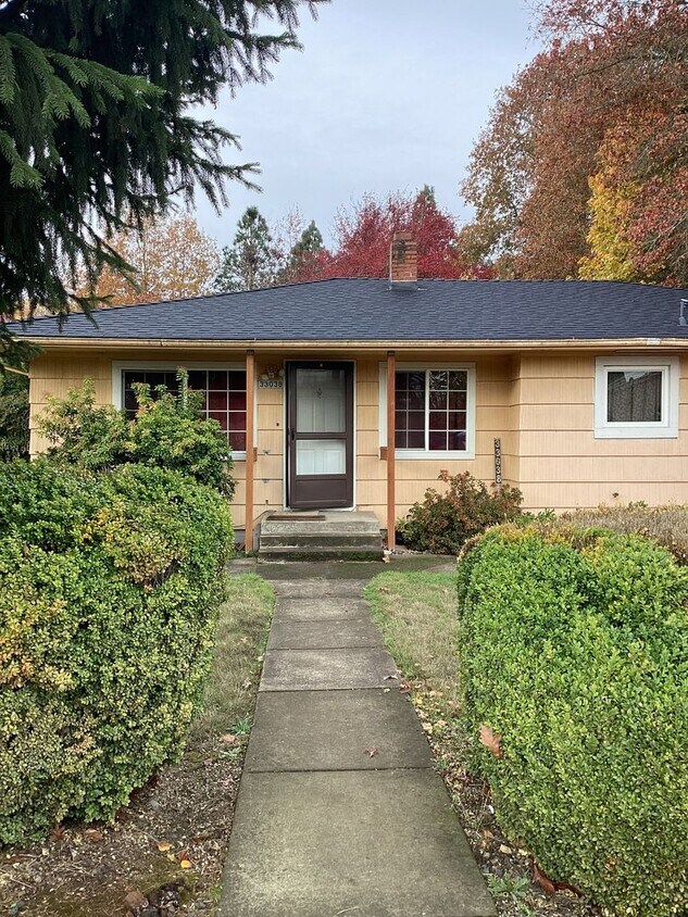 Foto principal - Cute 3 bedroom 2 bath with large fenced yard