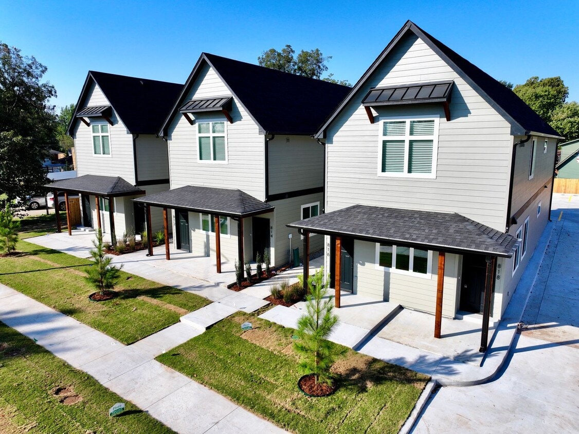 Foto principal - 3 Bed | 2 Bath Luxury Duplex | The Flats o...