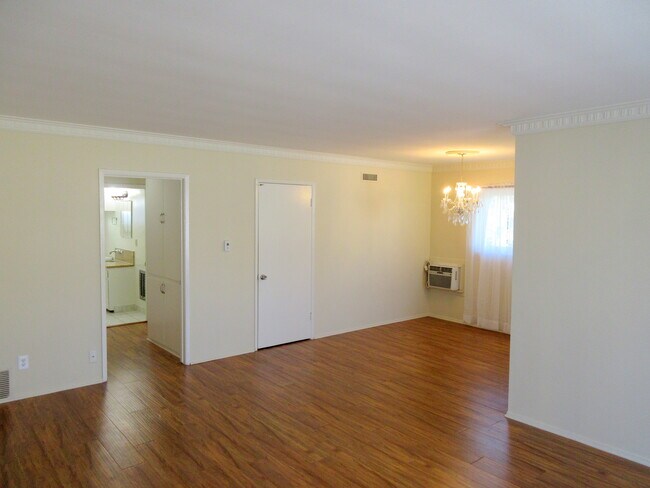 Building Photo - 320 S Doheny Dr