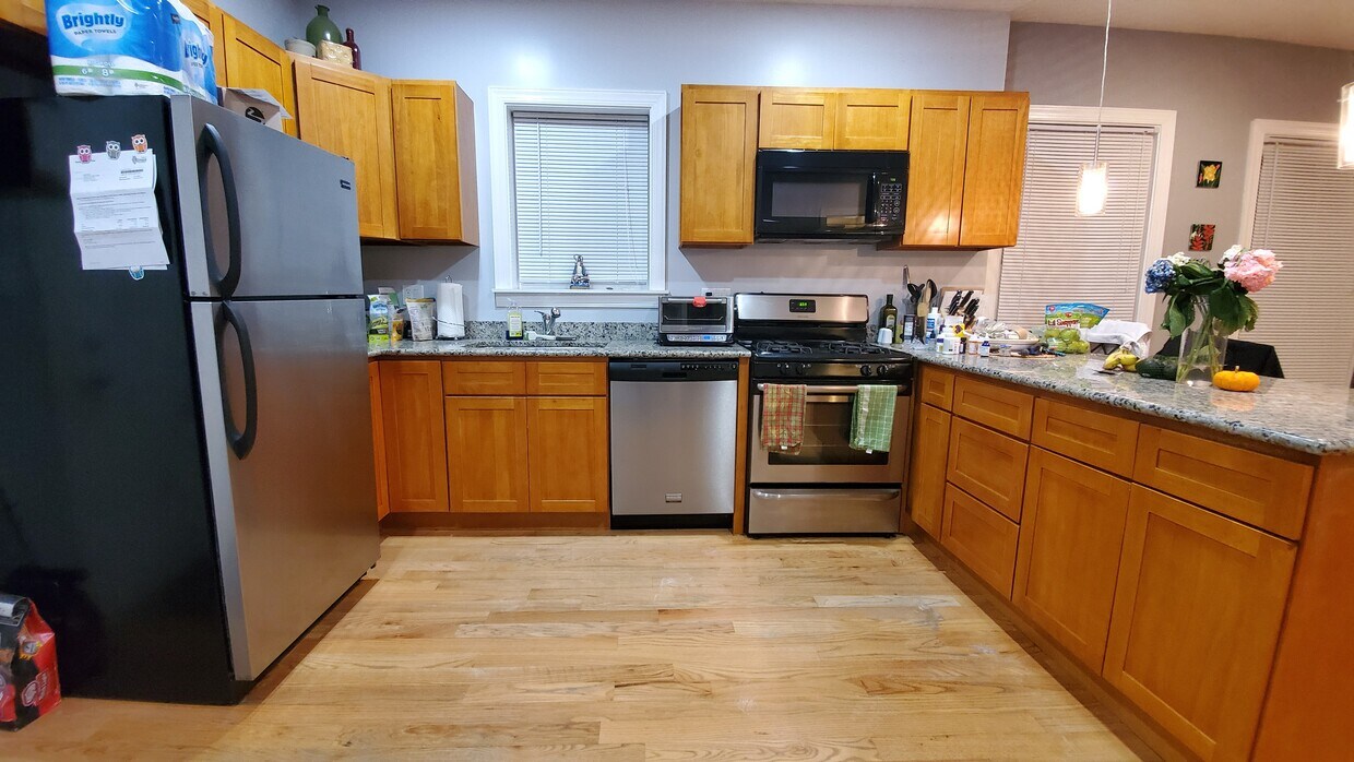 Primary Photo - 3243 W Leland Ave