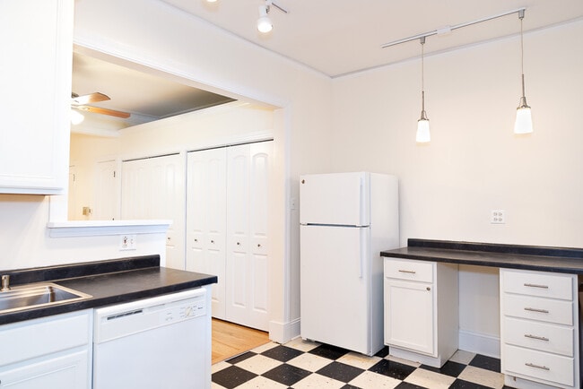 Kitchen - 1259 W Loyola Ave