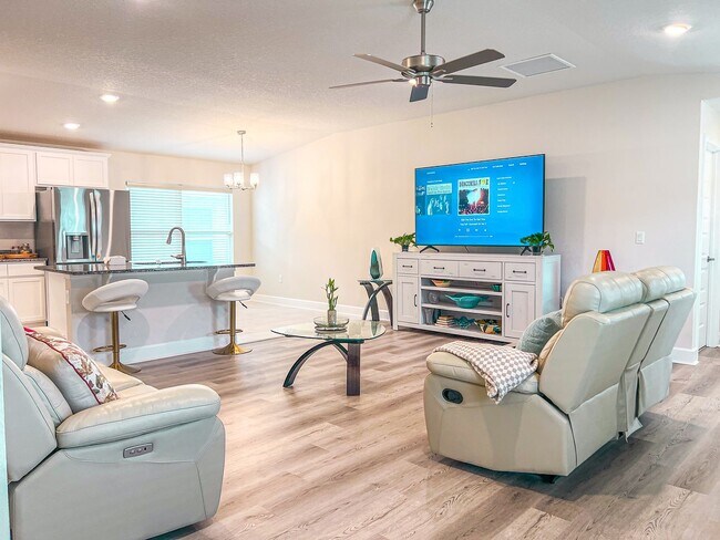 Foto del edificio - Beautiful 3 Bedroom Home with Pond View & No Rear Neighbors