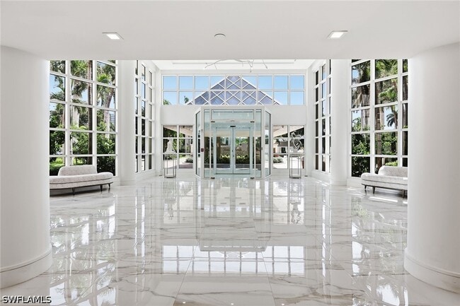 Building Photo - 8111 Bay Colony Dr