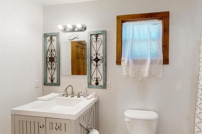 Foto del edificio - 961 Buttercup Ln