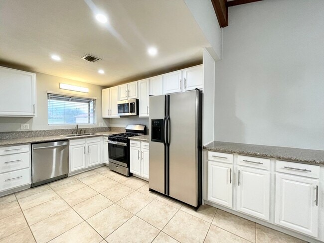 Building Photo - 3 Bedroom 2 Bathroom Home on Cul-De-Sac in...