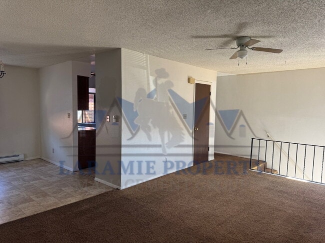 Building Photo - 4 Bed 1.5 Bath Townhouse Style Apartment