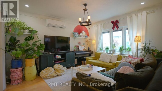 Building Photo - 581 Soudan Ave