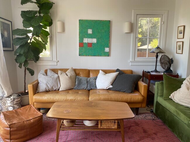 Foto del edificio - 854 Hyperion Ave