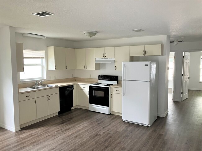 Building Photo - SPACIOUS 2BR/1BA Duplex, Vaulted Ceilings,...