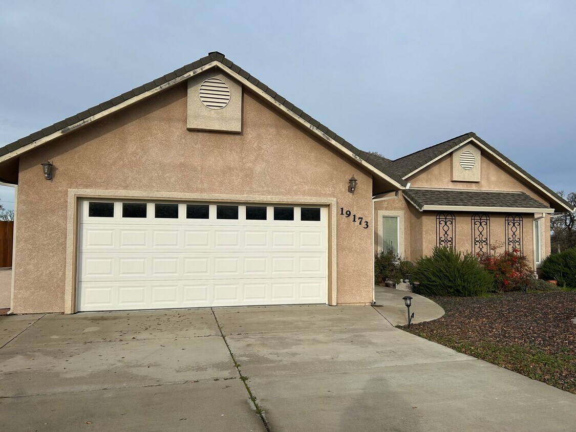 Foto principal - Comfortable 3-Bedroom Home in Gated Cottonwood Community