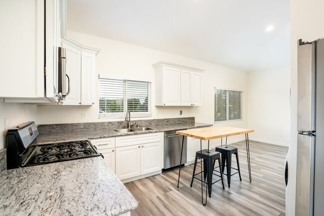 Building Photo - 14584 Highcrest Cir