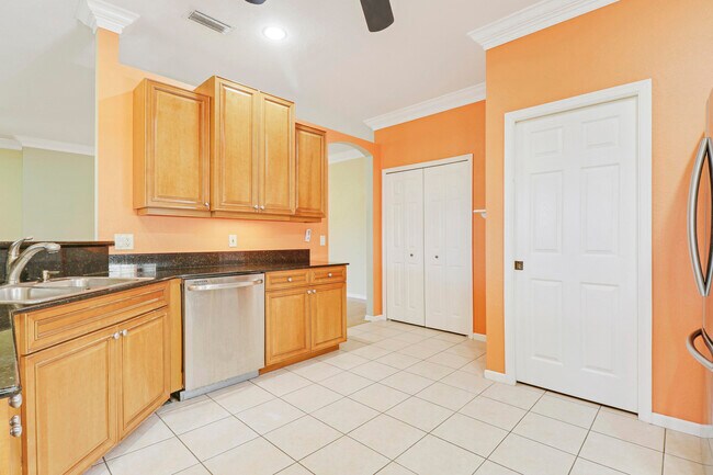 Foto del edificio - 595 Waverly Cir