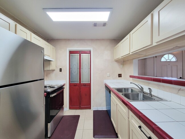 Foto del edificio - This corner unit is great because being on the end unit is more private and there are no condo's ...