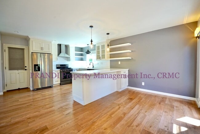 Building Photo - Gorgeous 2Br/2Ba Unit in a Triplex with Am...