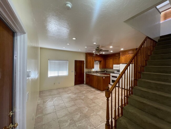 Foto del edificio - 4 BEDROOMS 3 FULL BATHS HOUSE IN EL CAJON CA