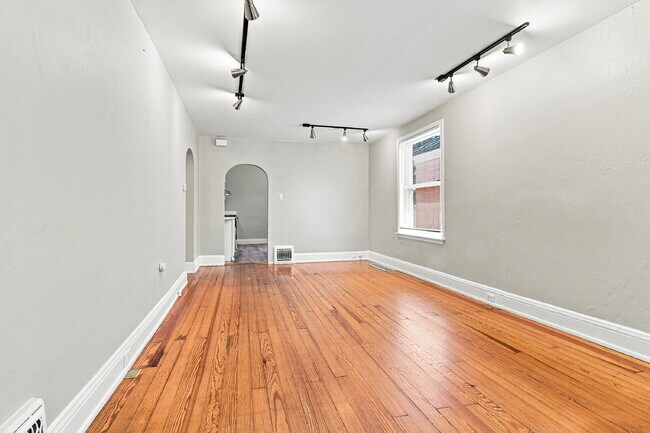 Building Photo - $2,845.95, 3 bed, 1 bath, located in Denver with New Appliances