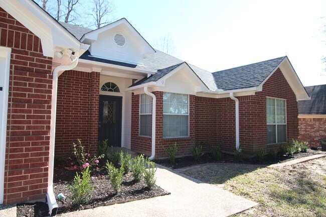 Building Photo - Availalbe Now! 3/2/2 Home in West Tyler!