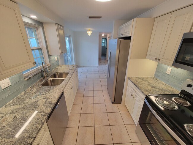 Foto del edificio - Largo - 2 Bedroom, 2 Bathroom, Garage & Huge Yard!