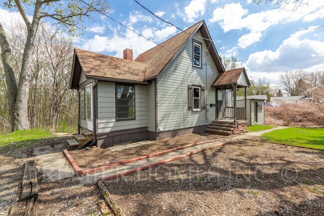 Foto del edificio - 3 Bed Home with Large Yard & Storage Shed – $1,595/mo