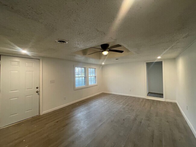 Foto del edificio - Beautiful 3 bedroom 2 full bathroom availa...