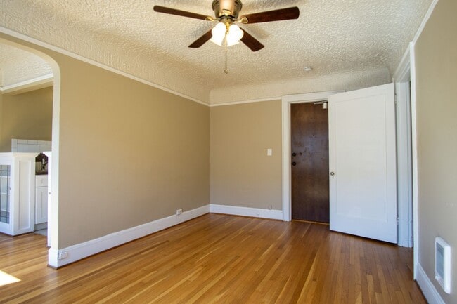 Building Photo - First Floor Vintage Studio with Large Closet!