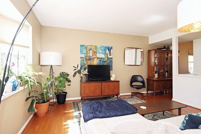 Building Photo - Pet-Friendly Duplex With Fenced Yard