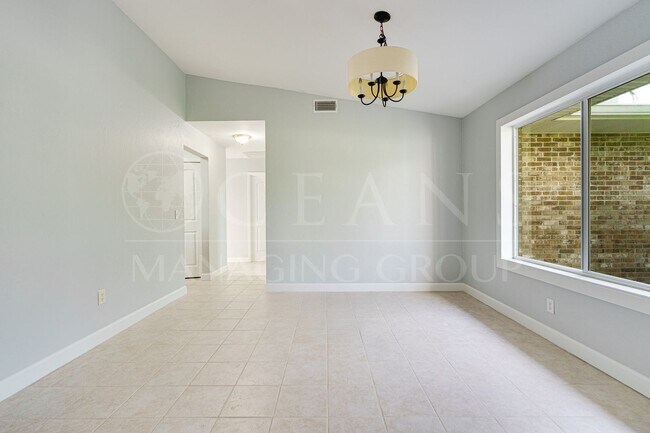 Foto del edificio - Executive Coastal Retreat | Four-Bedroom P...