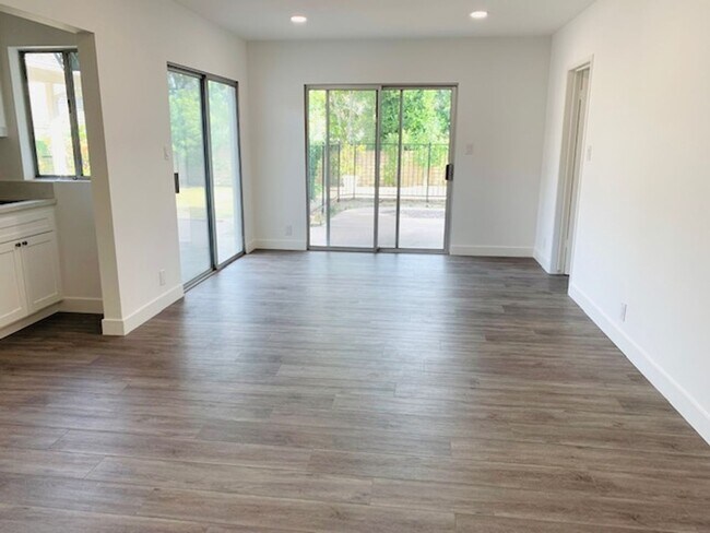 Foto del edificio - Beautifully Remodeled Home in Northridge