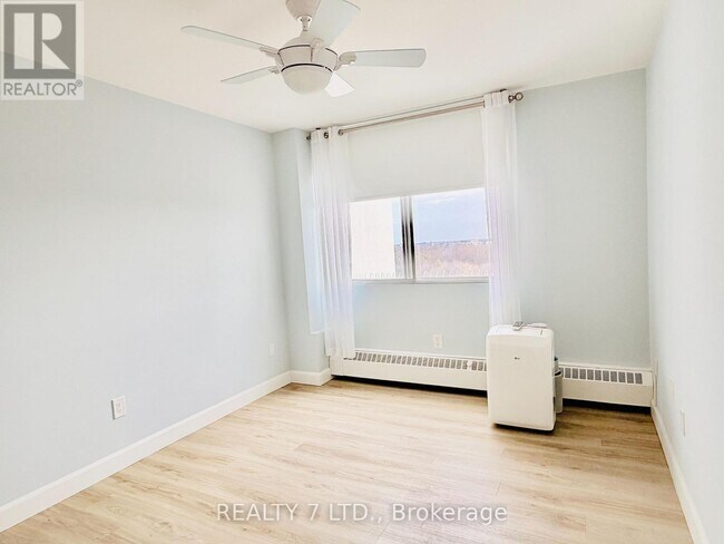 Photo du bâtiment - 15 Towering Heights Blvd