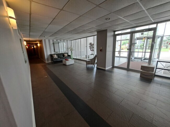 Foto del edificio - 9009 W Golf Rd