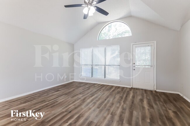 Foto del edificio - 701 Long Hill Ct
