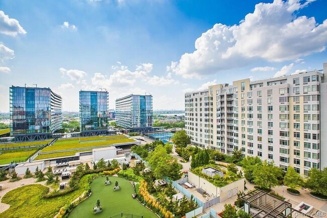 Foto del edificio - 40-22 College Point Blvd