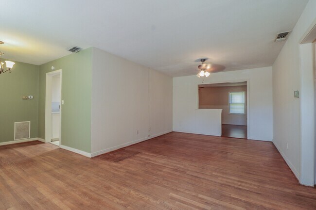 Building Photo - Charming 3-Bedroom Near Maxey Park!