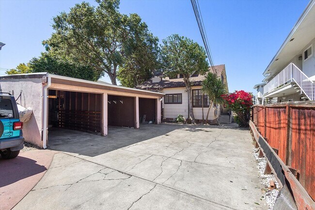 Foto del edificio - 2138 Clinton Ave #A - 1 bedroom | 1 bath