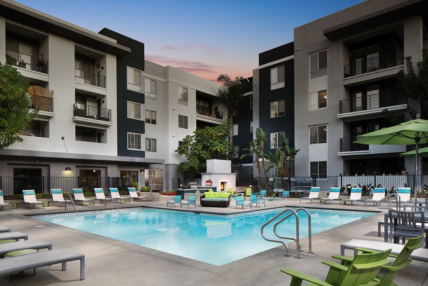 Carillon Apartment Homes Rentals Woodland Hills, CA