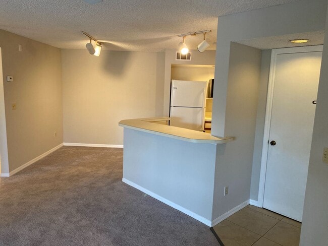 Building Photo - 4560 Commander Dr
