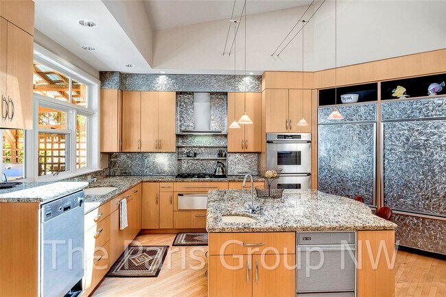 Foto del edificio - Extraordinary Custom Enatai Home *4min to DT Bellevue *High End Finishes * Central AC *EV Charger