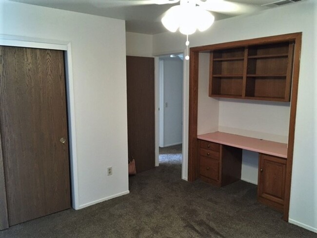 Building Photo - 1550 sq. ft. Unit has 3 bedrooms and 2 ful...