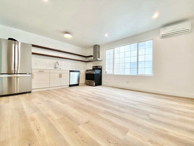 Building Photo - 1008 N Stanley Ave