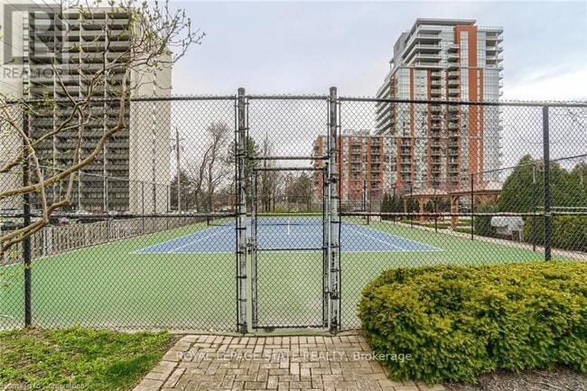 Photo du bâtiment - 1270 Maple Crossing Blvd